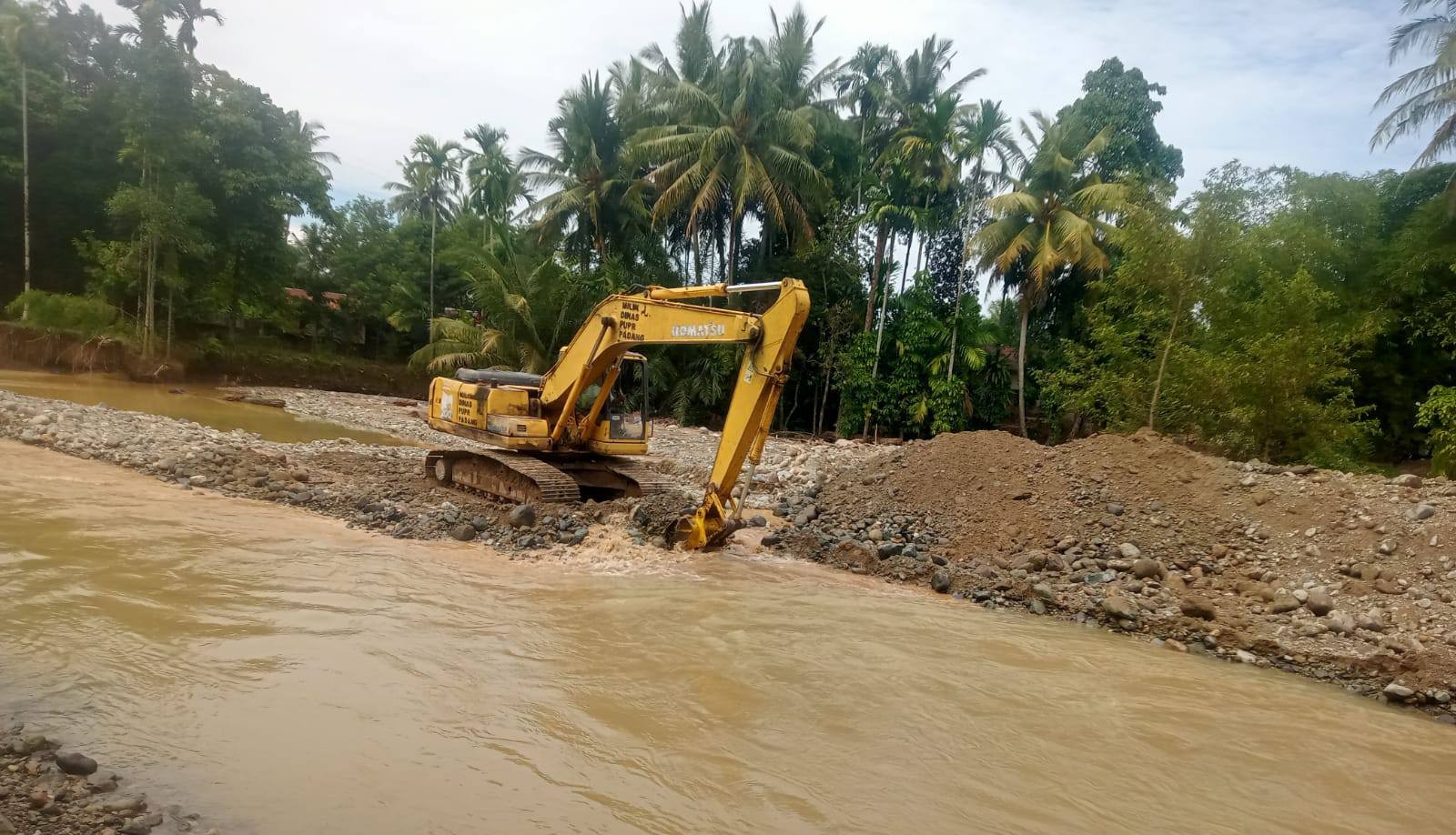 Pemko Padang bergerak cepat melakukan normalisasi aliran sungai dan saluran irigasi yang terdampak pascabanjir bandang.