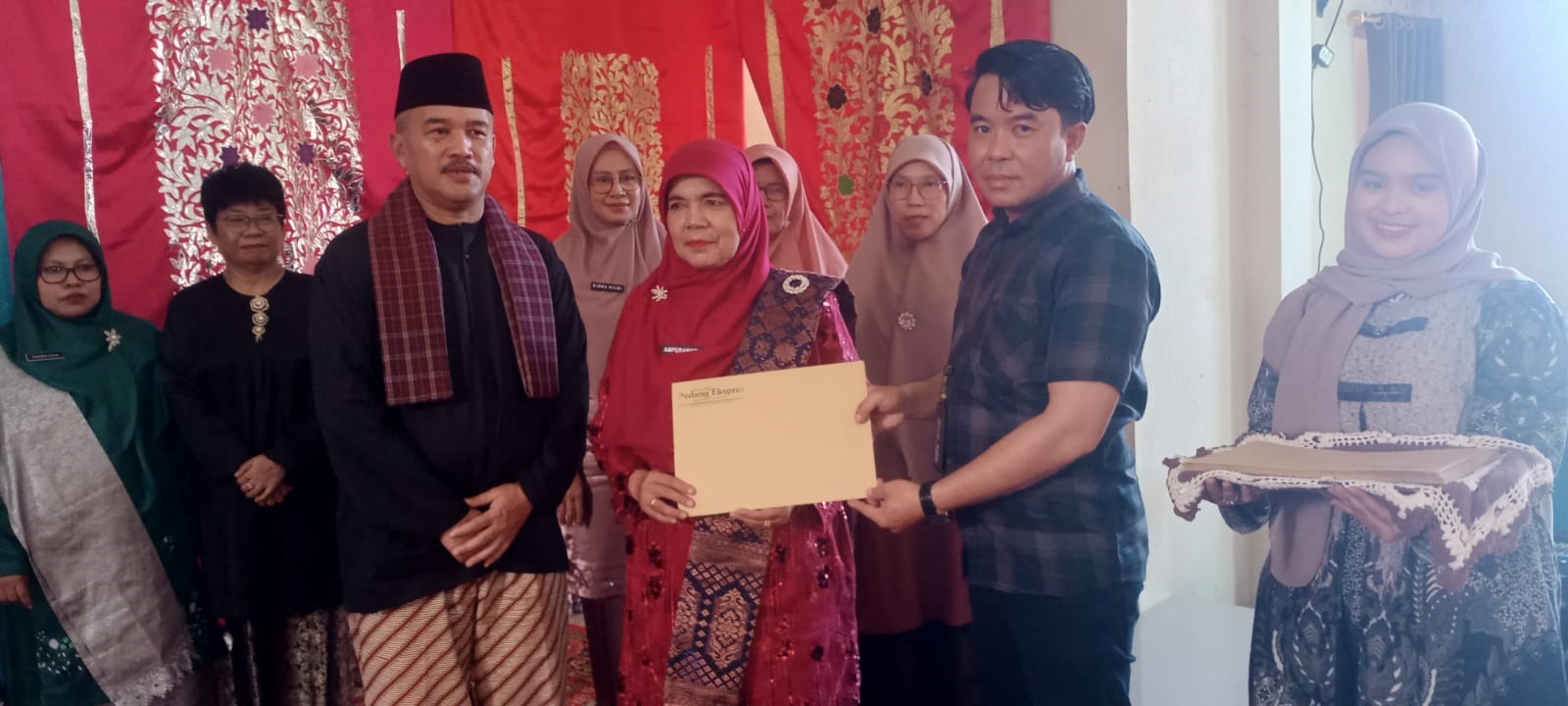 APRESIASI: Guru se-Kota Payakumbuh antusias menerima penghargaan yang diberikan Padang Ekspres di Aula SMP Negeri 2 Payakumbuh, Kamis (18/12).