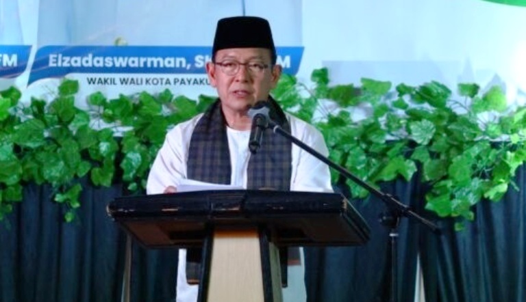 MOMENTUM: Wali Kota Payakumbuh Zulmaeta menyampaikan sambutan pada kegiatan tabligh akbar dan muhasabah dalam rangka peringatan HUT ke-55 Kota Payakumbuh di GOR M. Yamin, Kubu Gadang, Rabu (17/12).