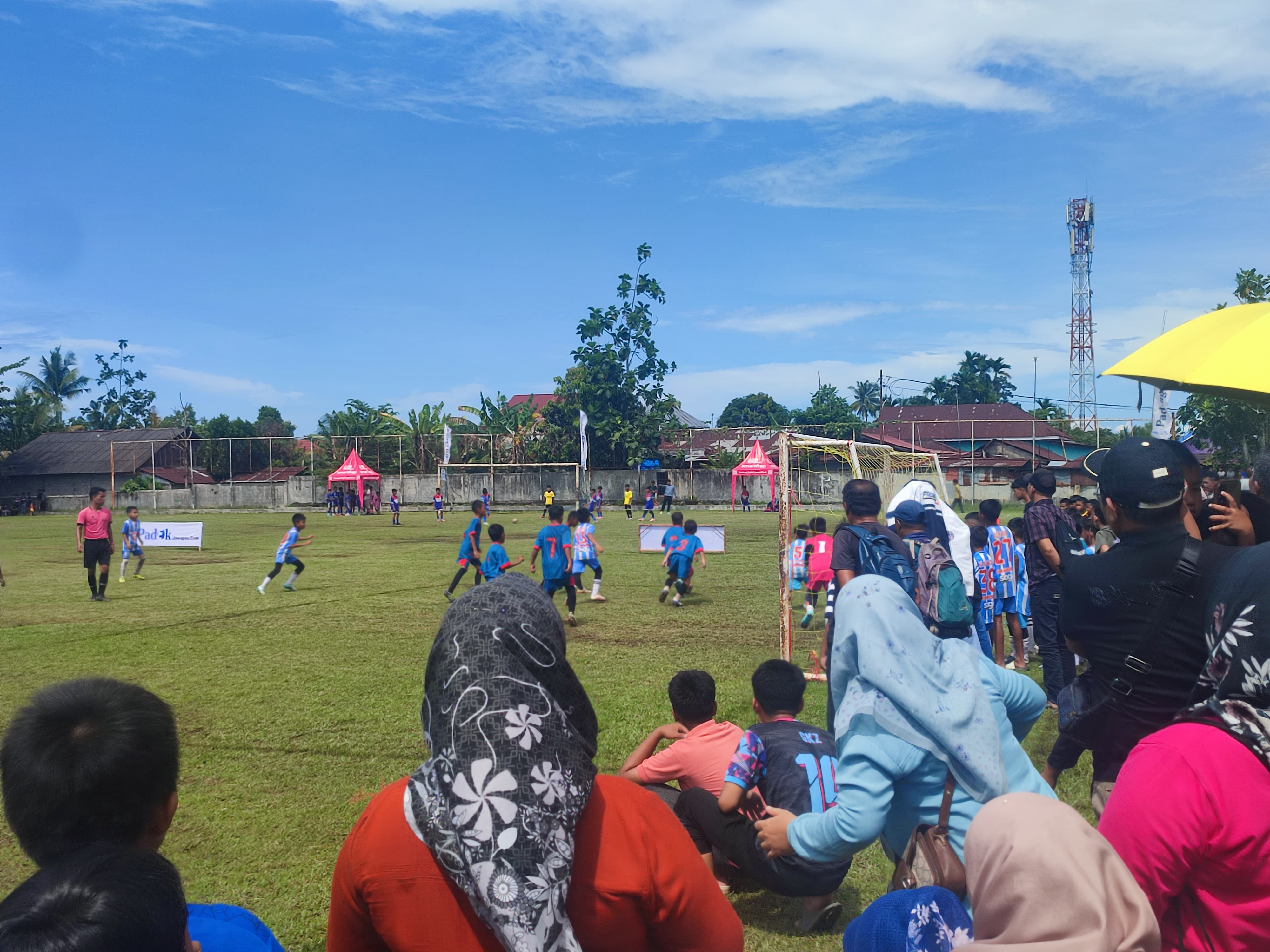 Padek Cup 2025 resmi digelar di UNP Padang, diikuti 80 tim U-10 dan U-12 dari Sumbar, Riau, dan Jambi. (Foto: Riyadhatul Khalbi/Padeks)