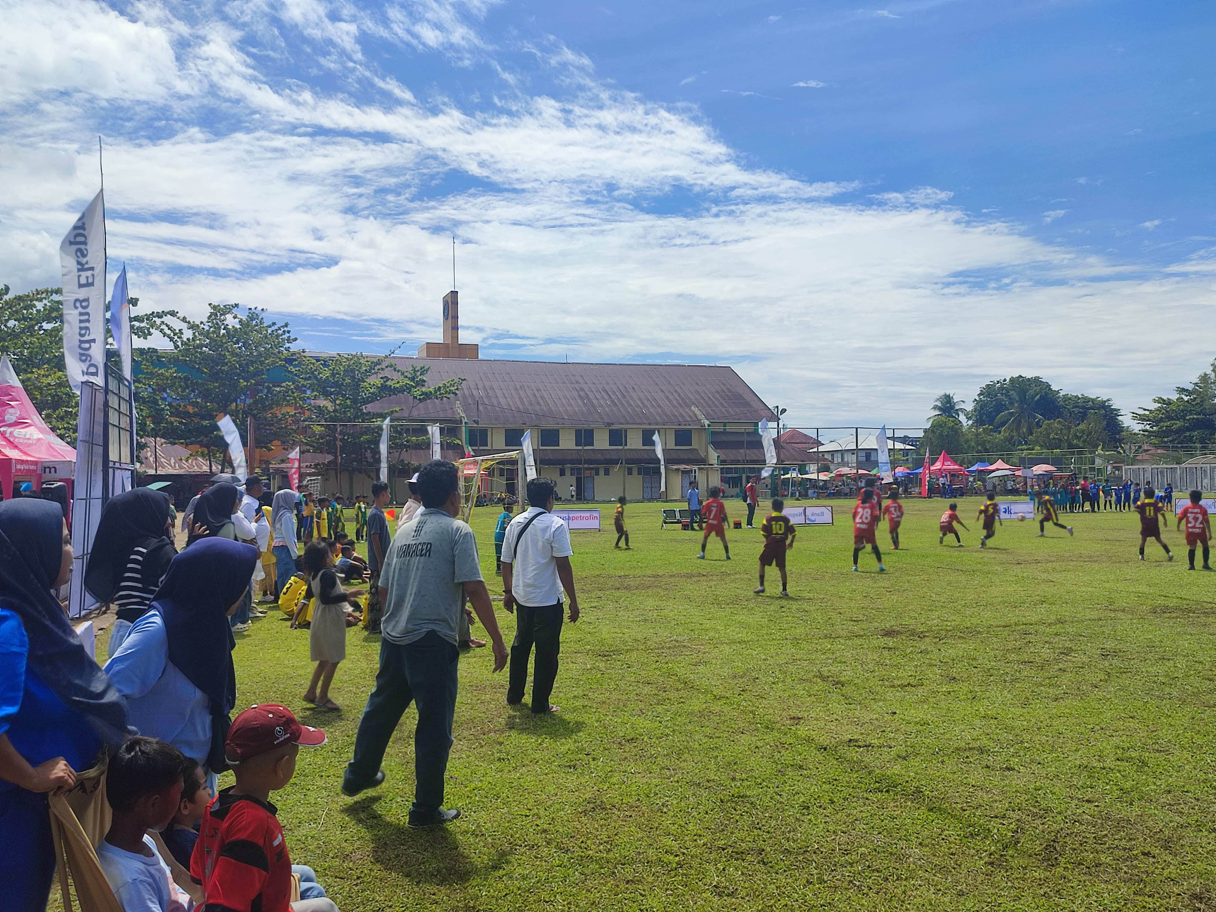 Antusiasme orang tua warnai Padek Cup 2025 di UNP Padang, memberi dukungan langsung bagi pemain U-10 dan U-12 dari berbagai SSB.