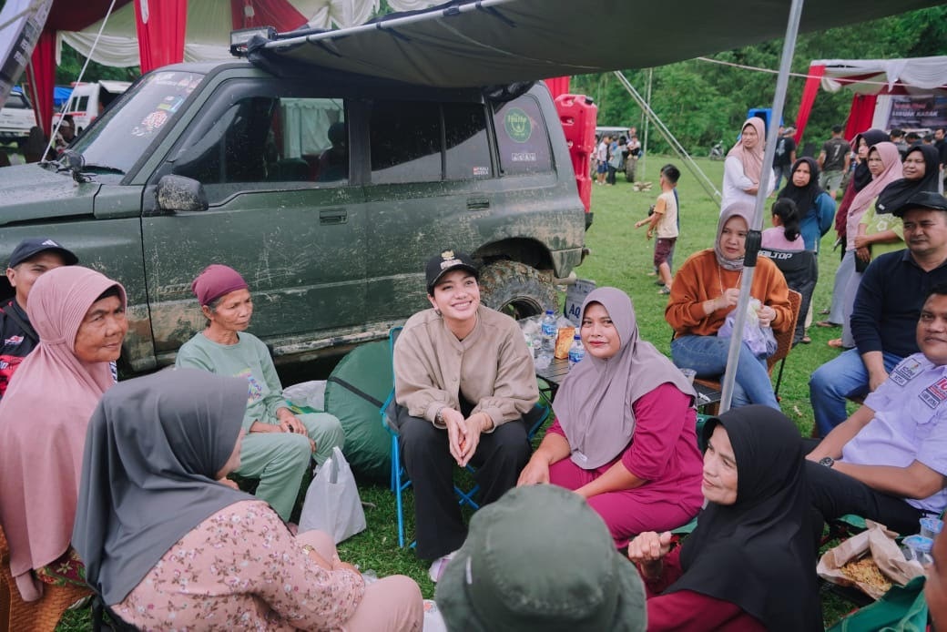 TINJAUAN: Bupati Dharmasraya Annisa Suci Ramadhani berdialog dengan warga saat meninjau kawasan hutan Lubuak Karak, Kecamatan Sembilan Koto, Dharmasraya.