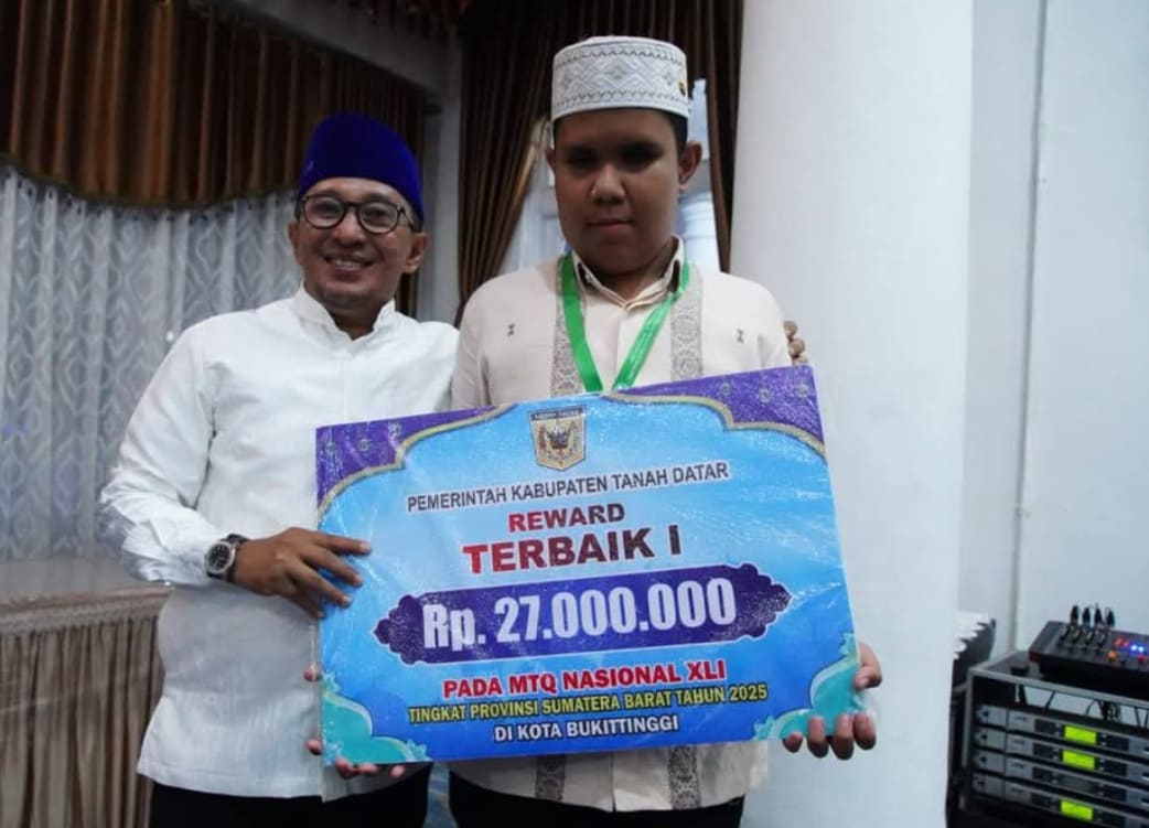 Bupati Tanahdatar Eka Putra serahkan bonus kepada kafilah MTQ Tanahdatar usai meraih peringkat 4 MTQ Nasional ke-41 tingkat Sumatera Barat 2025.(Foto: Prokopim)