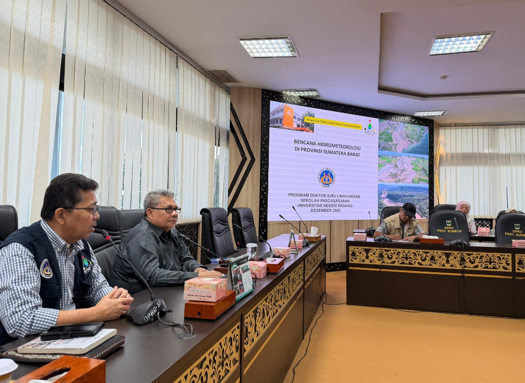 Presentasi kajian bencana hidrometeorologi oleh HIMES UNP disaksikan langsung Ketua DPRD Sumbar bersama civitas akademika Pascasarjana Ilmu Lingkungan UNP. (Foto: HIMES)