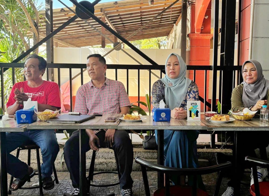Ketua Panitia WIES 2025 sekaligus Ketua BPPD Sumatera Barat, Sari Lenggogeni (dua kanan) sampaikan capaian dan evaluasi pelaksanaan lWIES 2025 di Padang, Jumat (19/12/2025).(Foto: Humas)