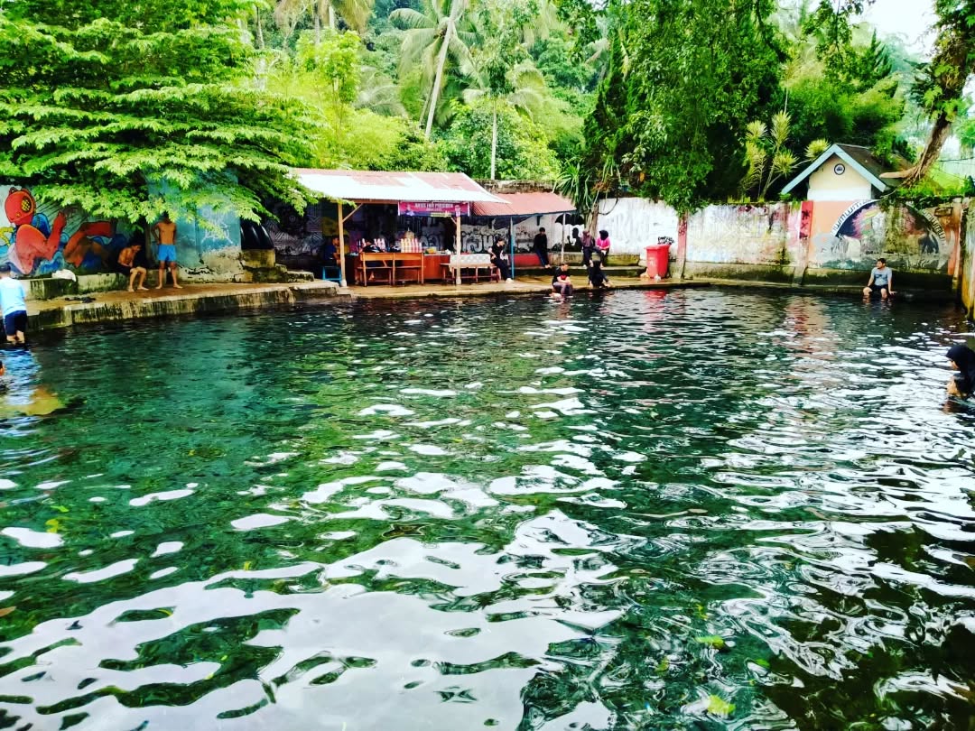 Pemandian Batang Tabik memiliki air yang jernih sehingga memikat orang untuk berenang.