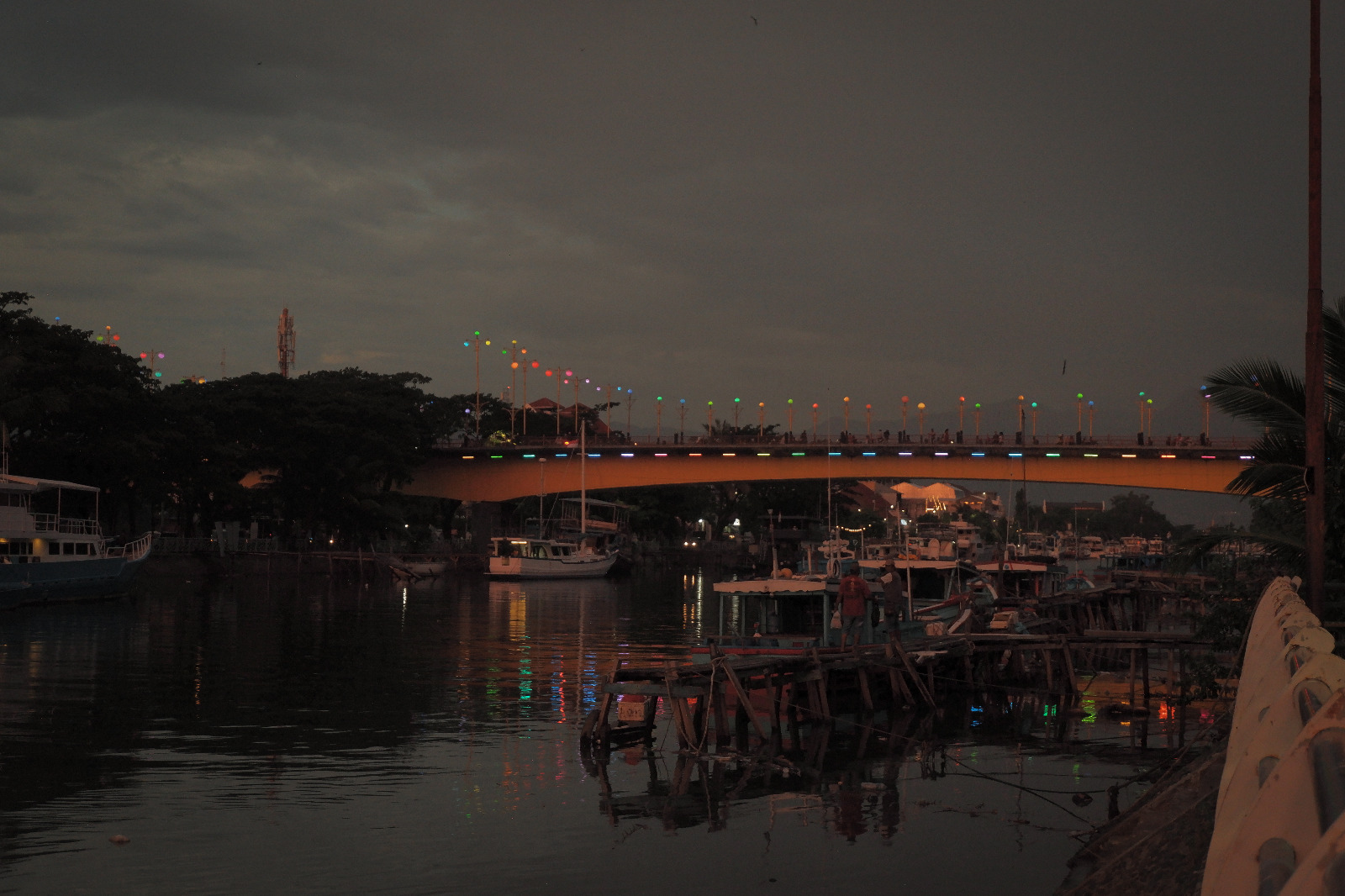 Suasana senja hari yang mempesona di kawasan Jembatan Siti Nurbaya, Batang Arau, kemarin.