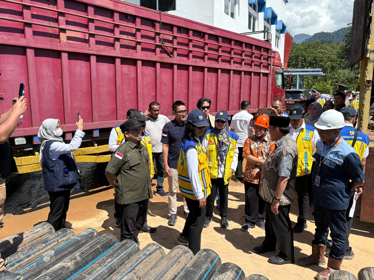 Wakil Menteri PU  Diana Kusumastuti berbincang dengan Wawako Padang Maigus Nasir didampingi Dirut Perumda Air Minum Kota Padang Hendra Pebrizal.