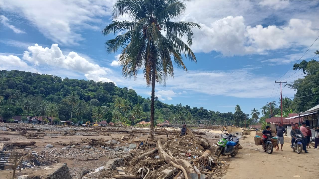 Kondisi di Batu Busuk Padang. Galodo merusak tiga rumah ibadah. Satu mushalla hilang tersapu arus, dua lainnya terancam akibat sungai melebar. (Foto: Mengki Kurniawan/Padeks)