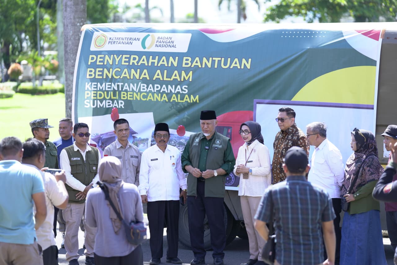 Kementan RI menyalurkan 65 ton bantuan tahap II ke Sumbar. Logistik tiba di Padang dan segera didistribusikan ke daerah terdampak bencana.