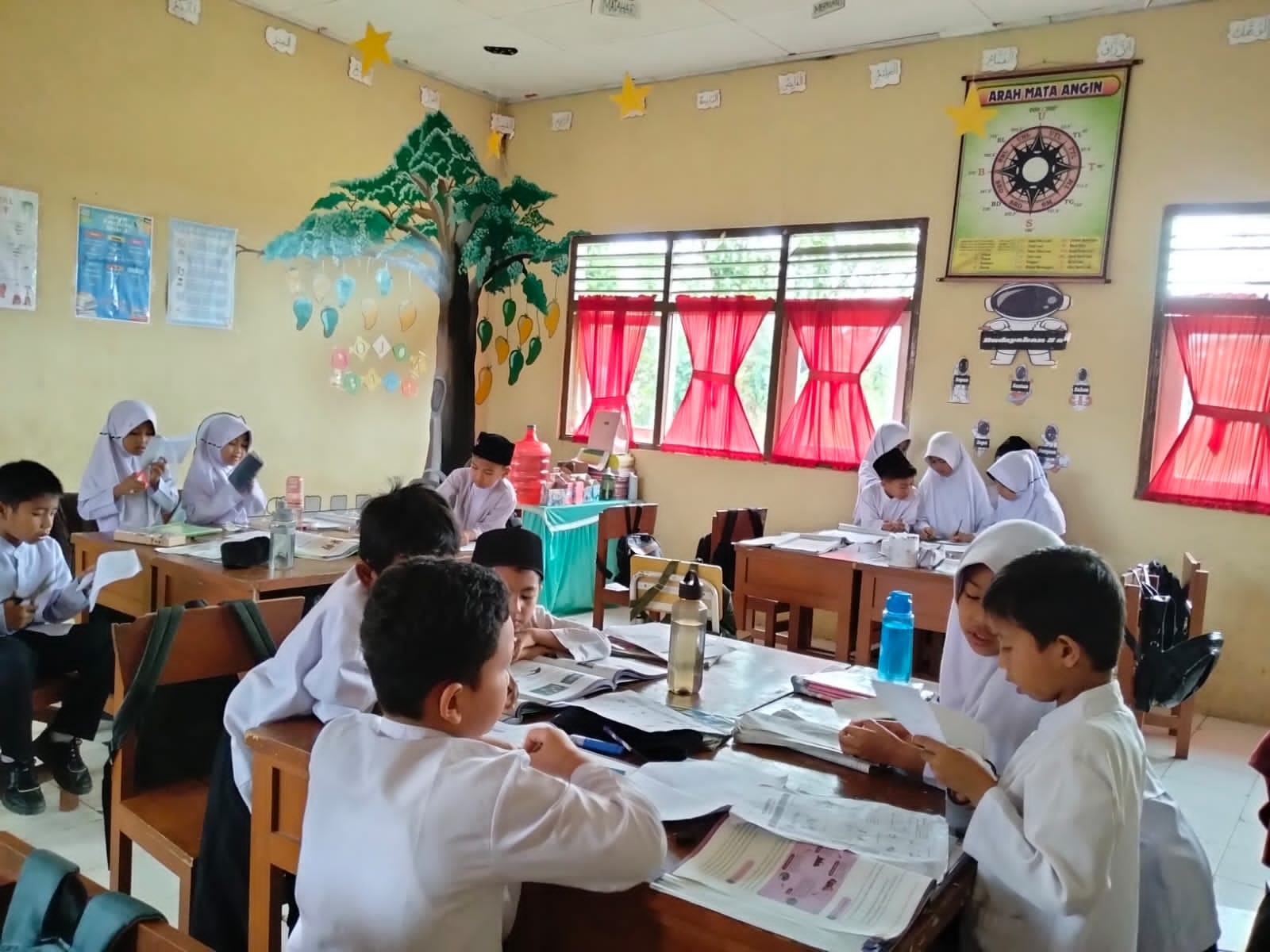 AKTIF : Murid UPT SDN 12 Tabekpatah aktif dalam pembelajaran.