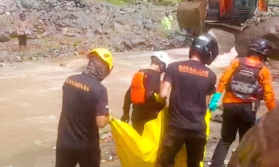 Tim SAR gabungan menemukan satu jenazah korban galodo di Mega Mendung Tanahdatar saat pencarian di jalur Padang&ndash;Bukittinggi.