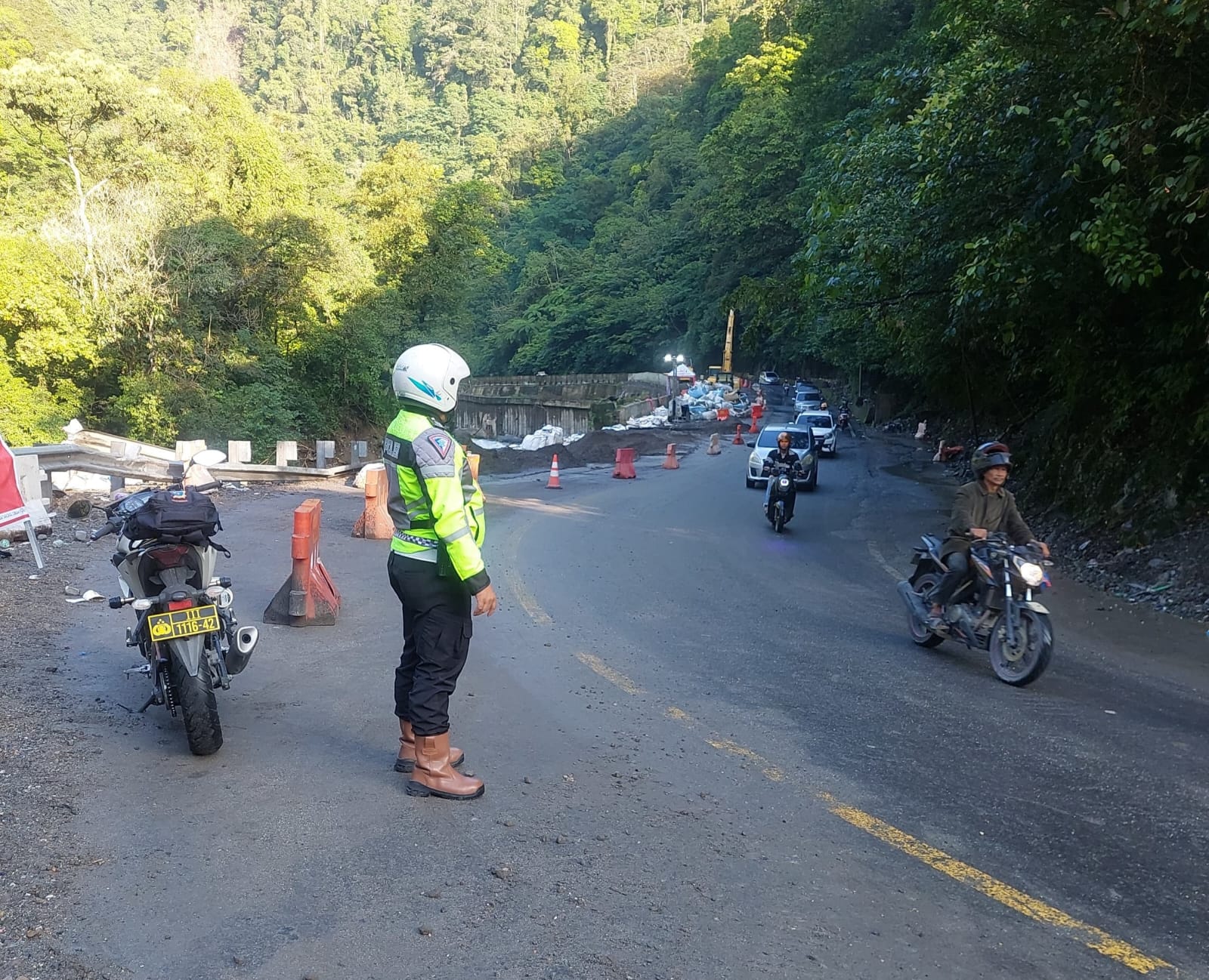 Satlantas Polres Padangpanjang mengubah jadwal buka tutup jalur Padang&ndash;Padangpanjang via Lembah Anai untuk percepatan proyek jelang libur Nataru.