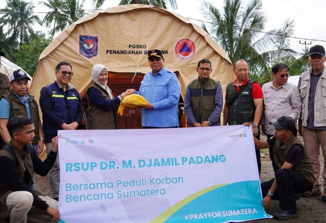 Wakil Bupati Tanahdatar Ahmad Fadly menerima bantuan layanan kesehatan dari RSUP M Djamil untuk korban banjir bandang dan tanah longsor.(Foto: Prokopim)