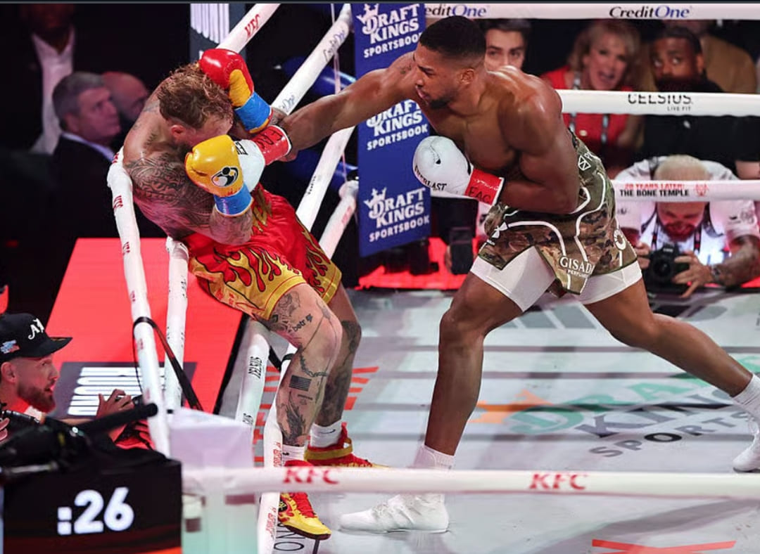 Anthony Joshua menjatuhkan Jake Paul pada ronde keenam dalam laga tinju delapan ronde di Kaseya Center, Miami.(Foto: Nytimes)