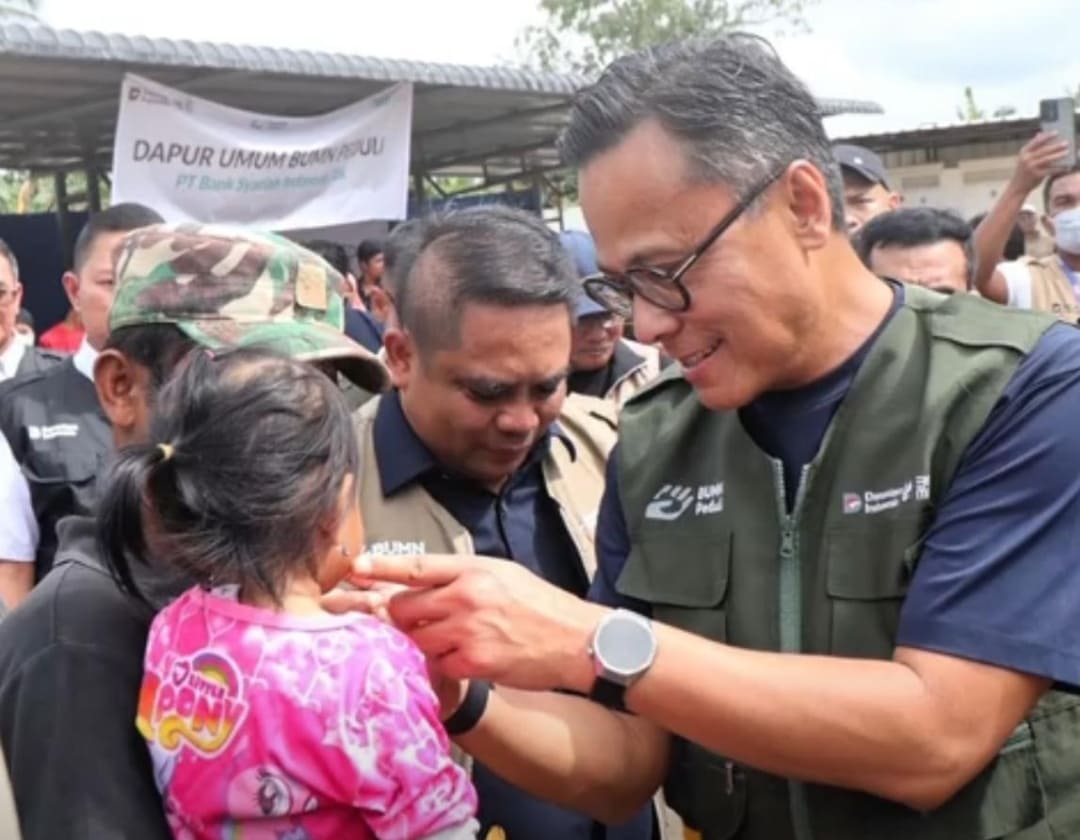 COO Danantara Dony Oskaria berdialog dengan korban banjir dan menghibur anak-anak di Aceh Tamiang.(Foto: Danantara)