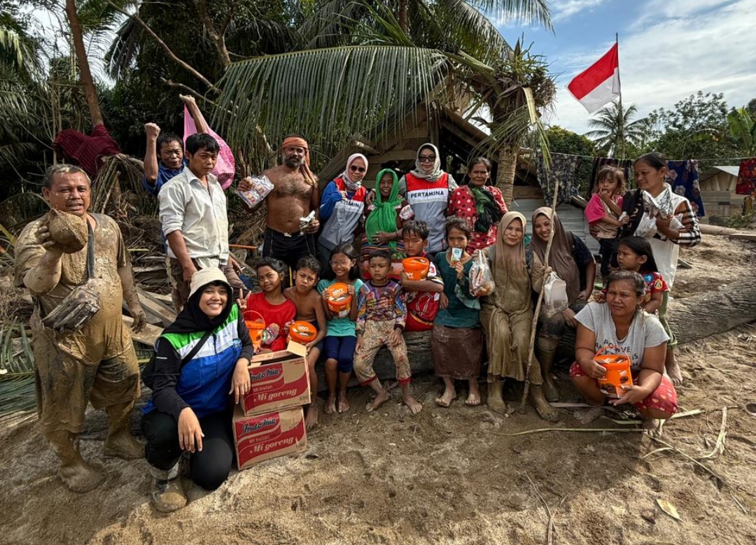 Relawan Pertamina Peduli menembus Kampung Sunting yang terisolasi.