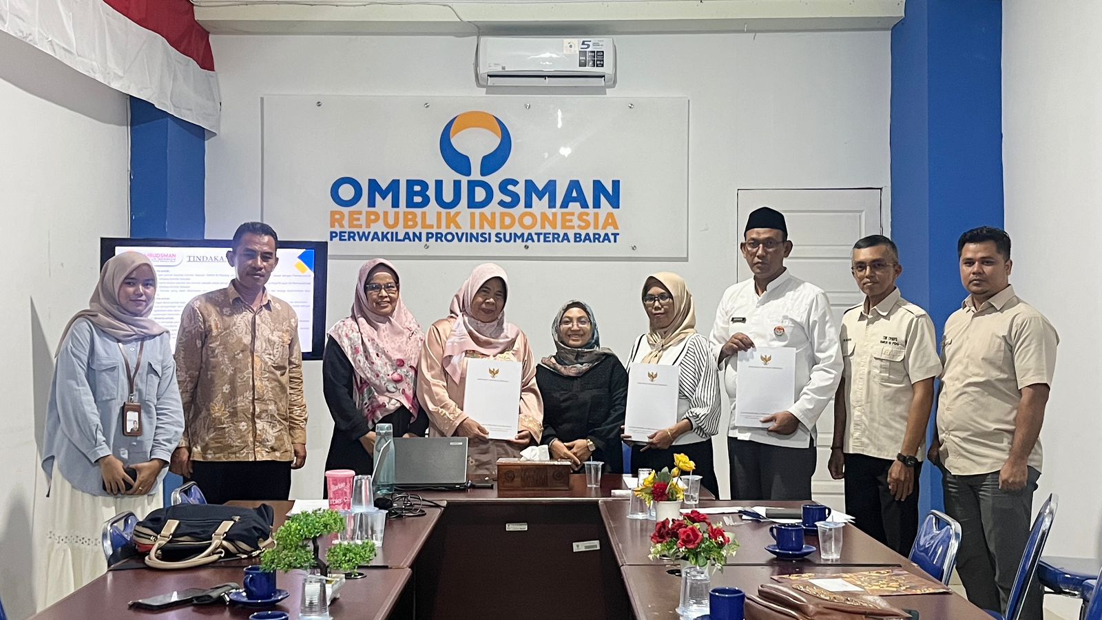 Ombudsman RI Perwakilan Sumbar menyerahkan Laporan Akhir Hasil Pemeriksaan terkait pungutan uang komite di SMKN 10 Padang, Jumat (19/12).