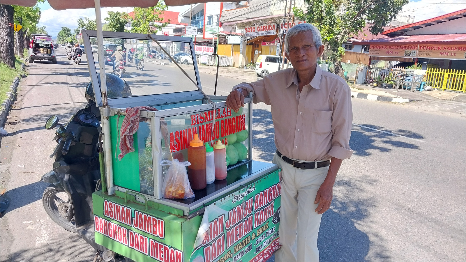 Lukman, penjual asinan jambu yang tetap semangat meski sudah di usia senja.
