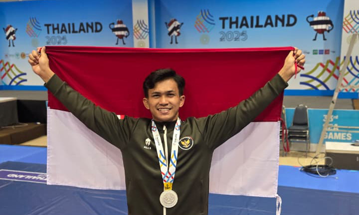Pegulat Sumbar Gilang Ilhaza meraih medali perak kelas 74 kg gaya bebas putra pada SEA Games 2025 Thailand.