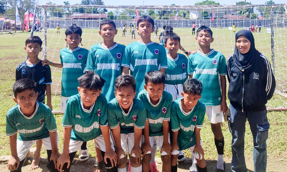 SSB Kompak FC (B) bangkit di babak kedua dan menahan imbang Bhayangkara Sparta 2-2 pada laga sengit Padek Cup 2025 U-12. (Foto: Riyadhatul Khalbi/Padeks)