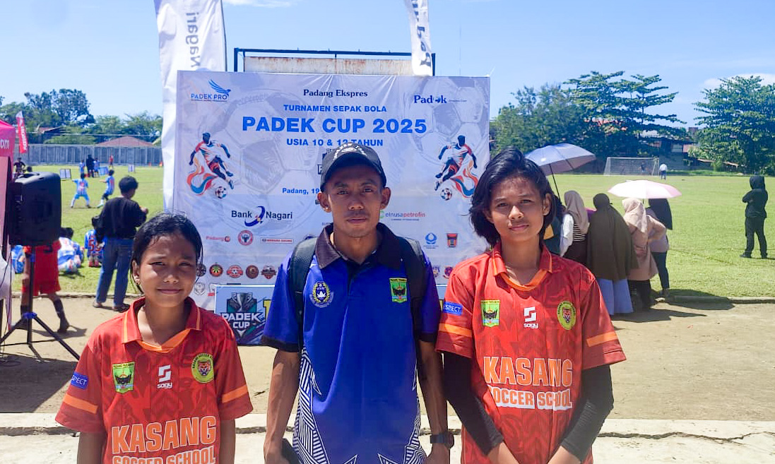 Adinda dan Hafifah pemain U10 SSB Kasang yang turun main di Padek Cup 2025 di bawah bimbingan Coach Fadilah Zikri. (Foto: Riyadhatul Khalbi/Padeks)
