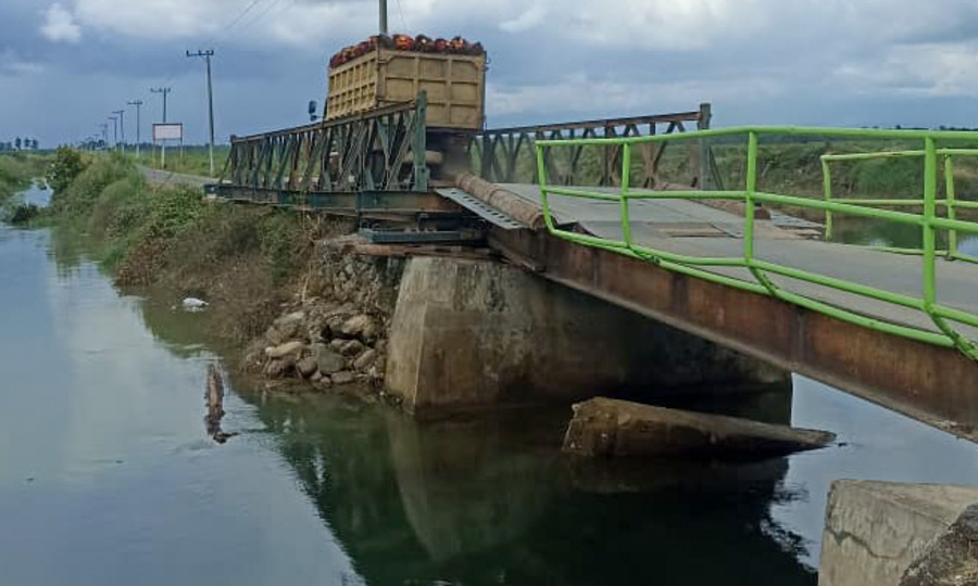 Truk bermuatan sawit tampak sedang melewati jembatan bailey Sikabau, Kecamatan Koto Balingka Kabupaten Pasaman Barat, Jumat (19/12/2025).