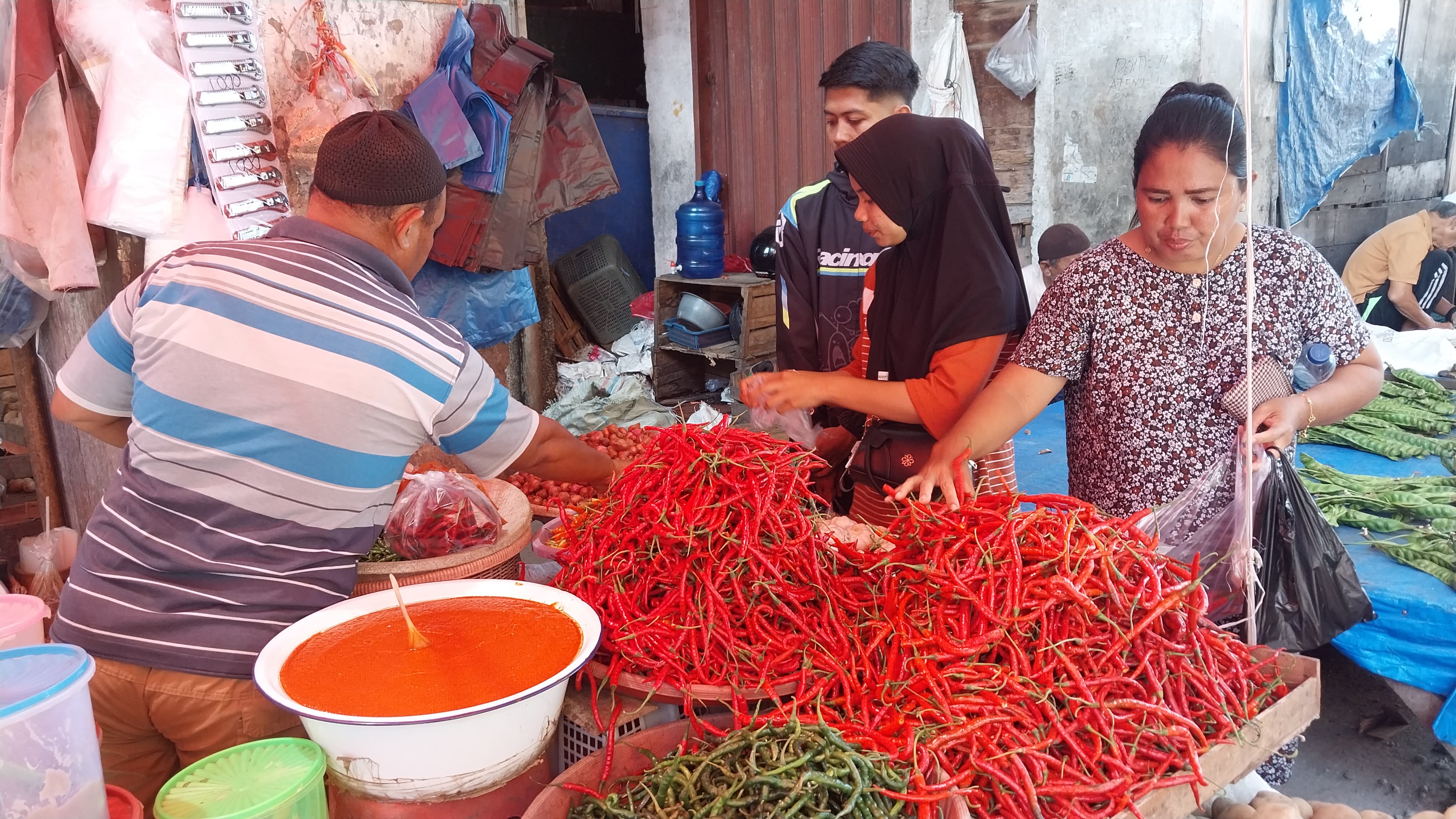 Jelang Nataru, harga cabai dan bawang di Pasar Raya Padang turun signifikan seiring pasokan stabil dan distribusi lancar ke pedagang. (Foto: Mengki Kurniawan/Padeks)