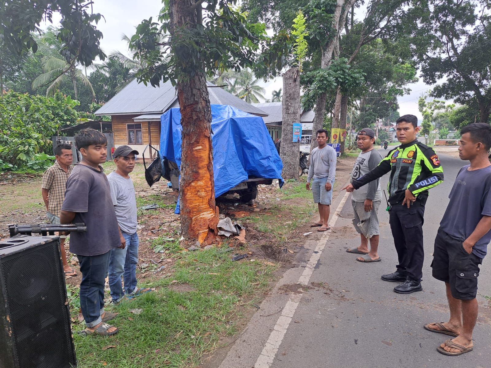 Kecelakaan melibatkan mobil Colt L300 hilang kendali hingga tabrak pohon di Payakumbuh Utara, Minggu (21/12/2025). (Foto: Satlantas Polres Payakumbuh)