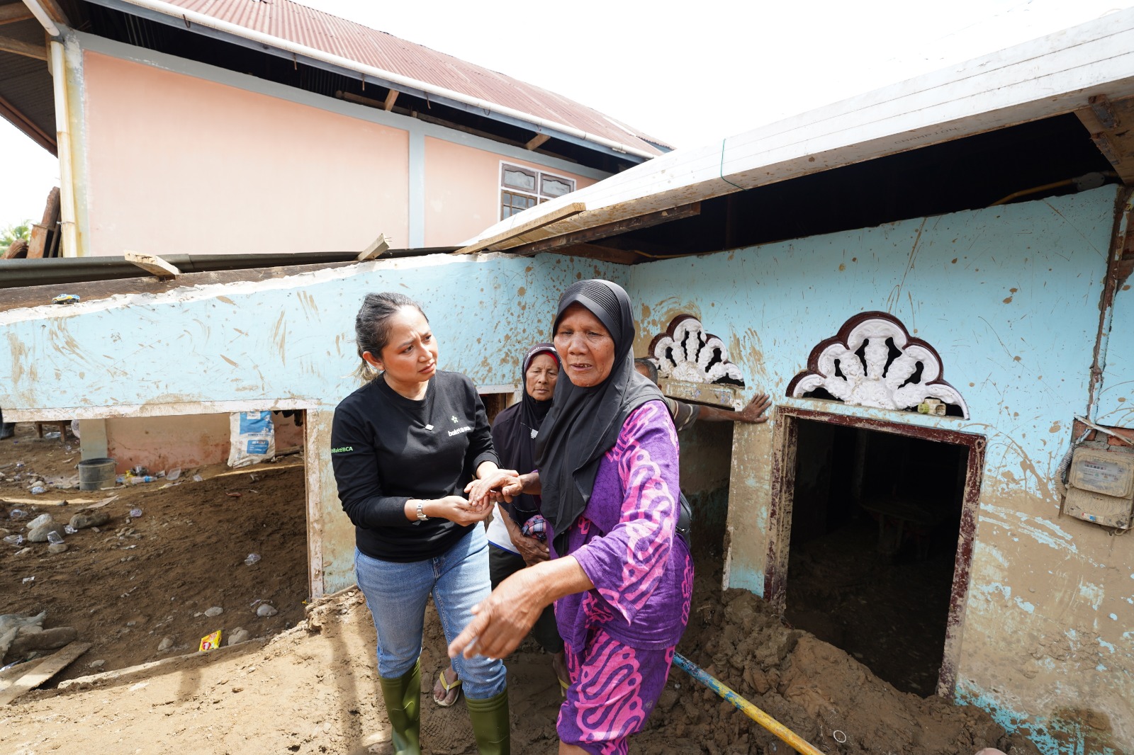 PT Bank Central Asia Tbk (BCA) melalui program corporate shared value di bawah payung Bakti BCA kembali mendatangi tanah Sumatra untuk mengunjungi langsung sejumlah lokasi yang terdampak bencana.