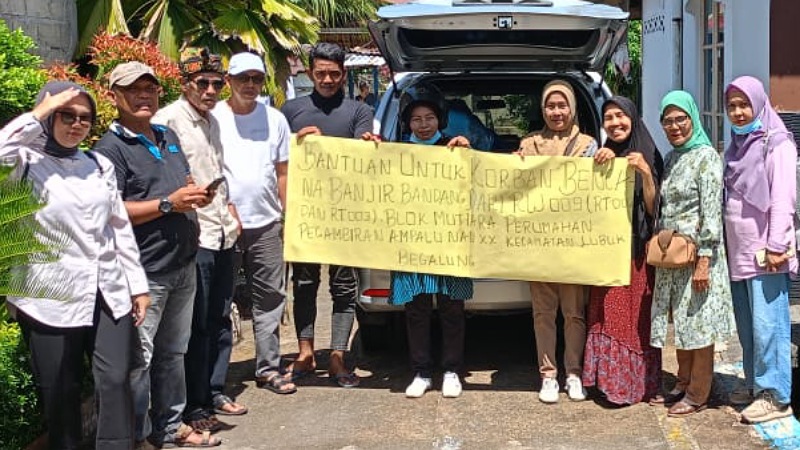 Warga Perumnas Pengambiran Padang menyalurkan 90 porsi makanan dan pakaian bagi korban banjir bandang di Batu Busuk dan Gunung Nago, Minggu (21/12/2025).