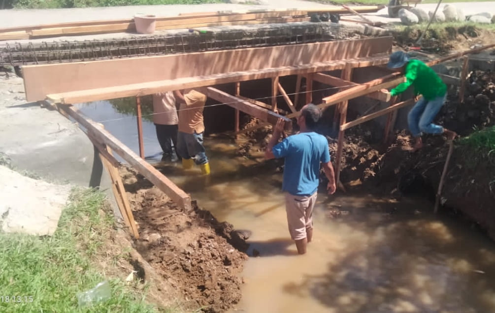 Revitalisasi jembatan melalui bantuan CSR PT KAI di Nagari Kasang, Batang Anai, Padangpariaman.(Foto: Tim NZ)