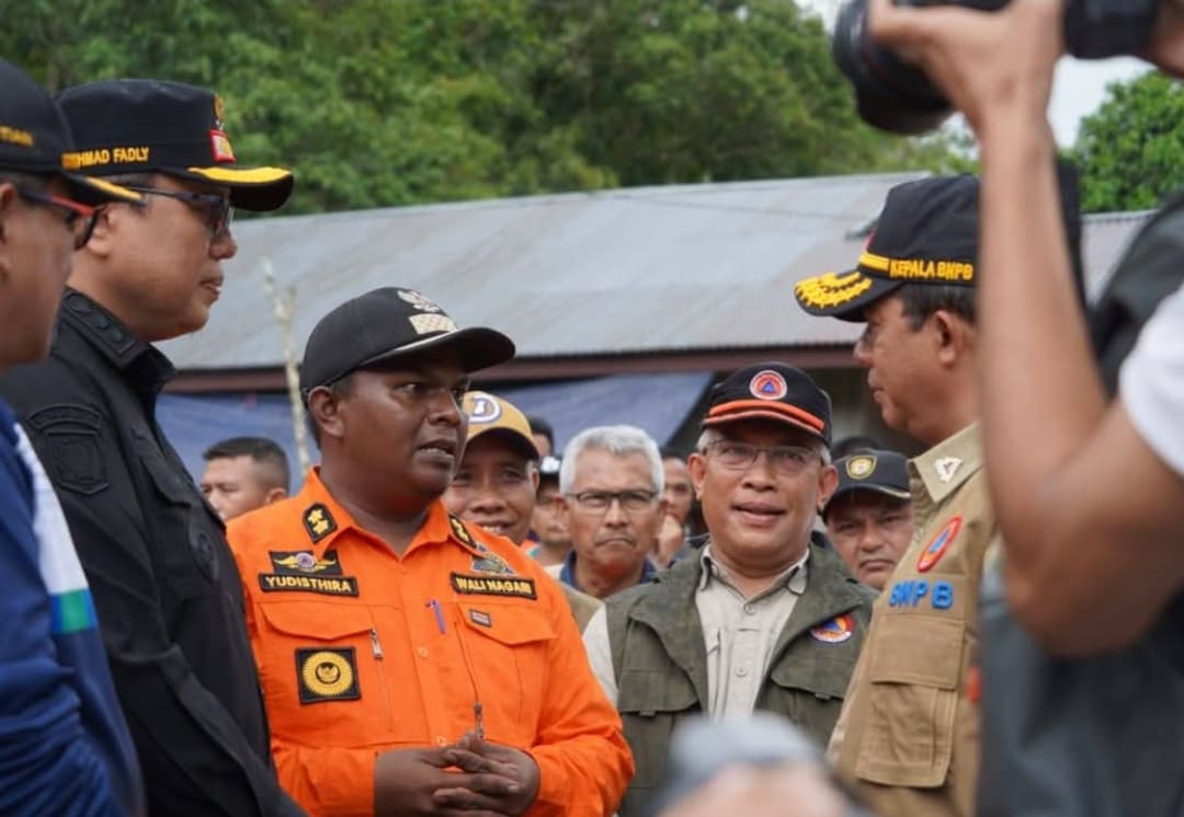 Kepala BNPB Letjen TNI Suharyanto didampingi Wakil Bupati Tanahdatar Ahmad Fadly meninjau lokasi rencana pembangunan huntara di Jorong Padang Kunyik, Batipuh, Jumat (19/12/2025).(Foto: Prokopim)