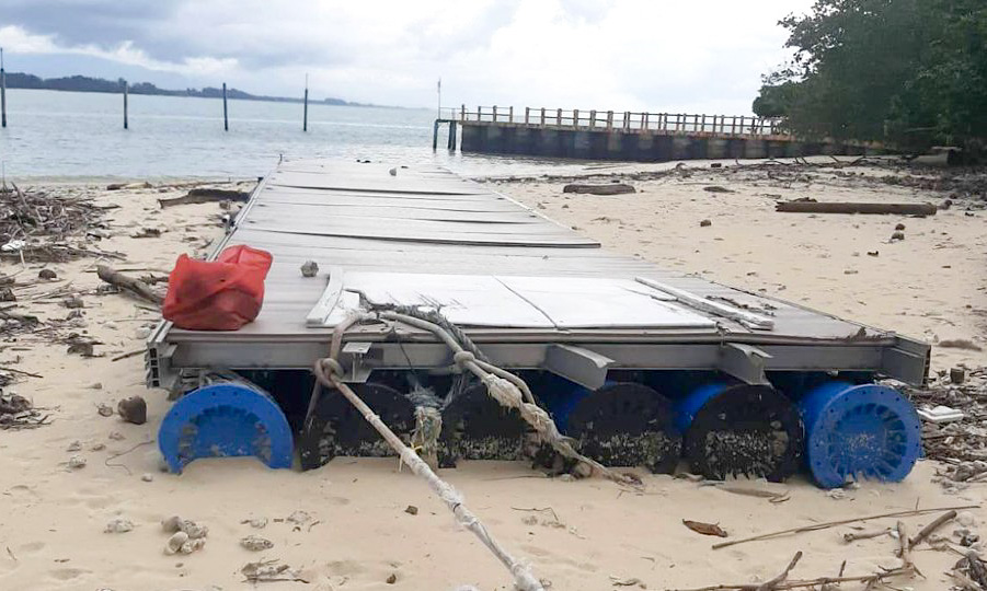 Dermaga Pulau Angso Duo mengalami kerusakan berat akibat bencana hidrometeorologi yang melanda wilayah Kota Pariaman.