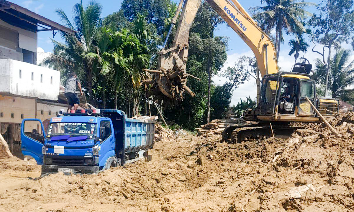 Pembersihan material dan lumpur banjir bandang di kawasan Kubu Utama Tabing Banda Gadang, Kecamatan Nanggalo, Sabtu (20/12/2025).