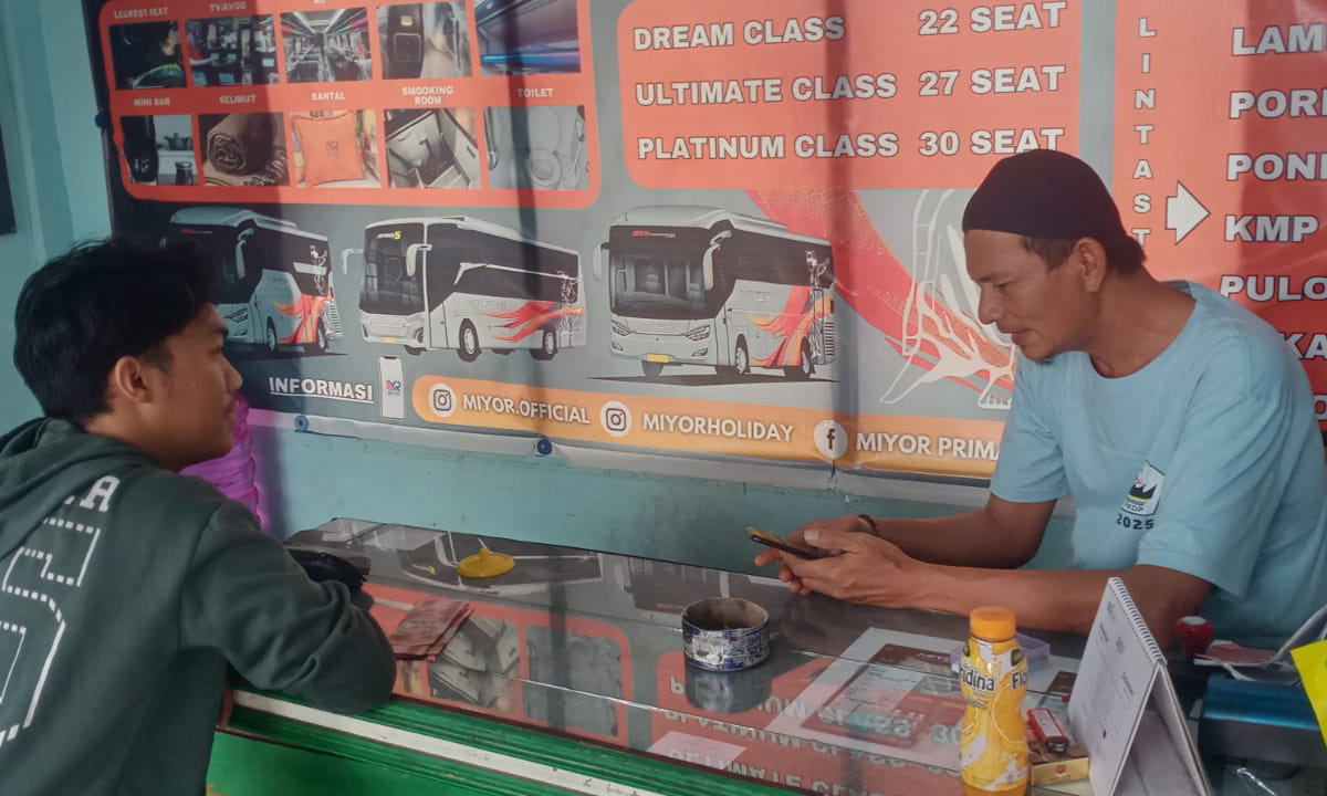 Petugas loket bus melayani penumpang yang membeli tiket bus di Terminal Koto Nan Ampek Payakumbuh, Minggu (21/12/2025). (Foto : Irfan Rusli/Padeks)