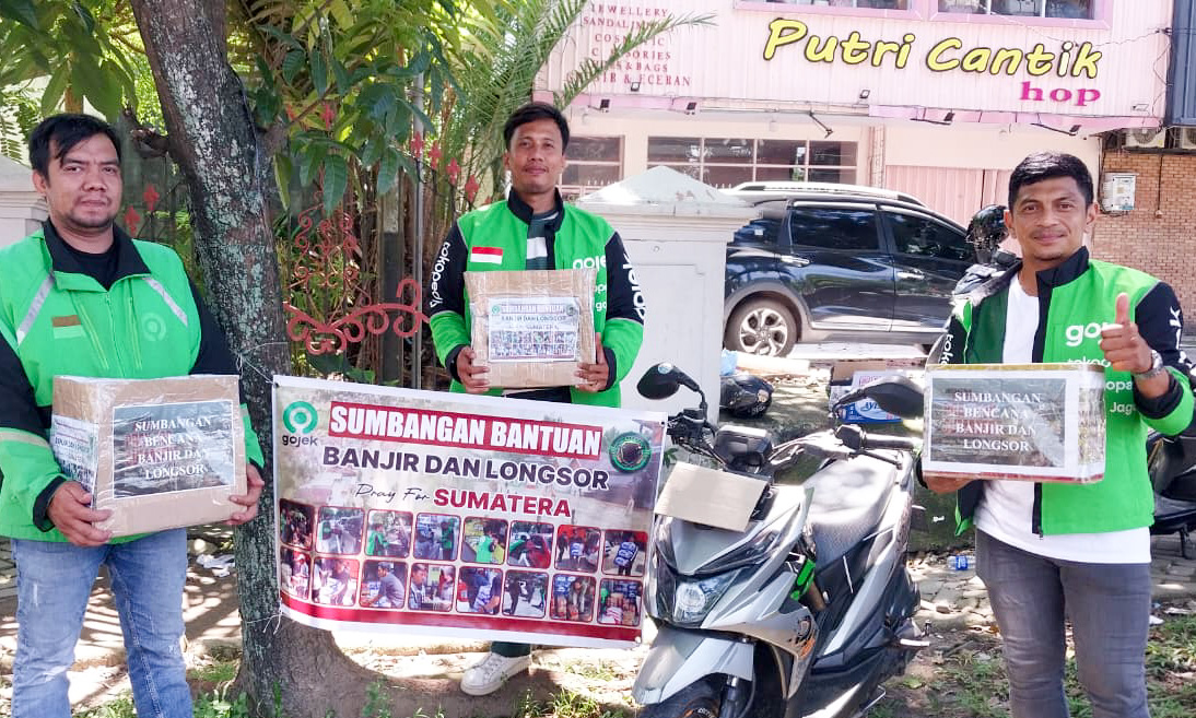 Komunitas ojol Padang kembali menggalang dana tahap kedua untuk korban banjir bandang selama empat hari di sejumlah titik strategis kota.