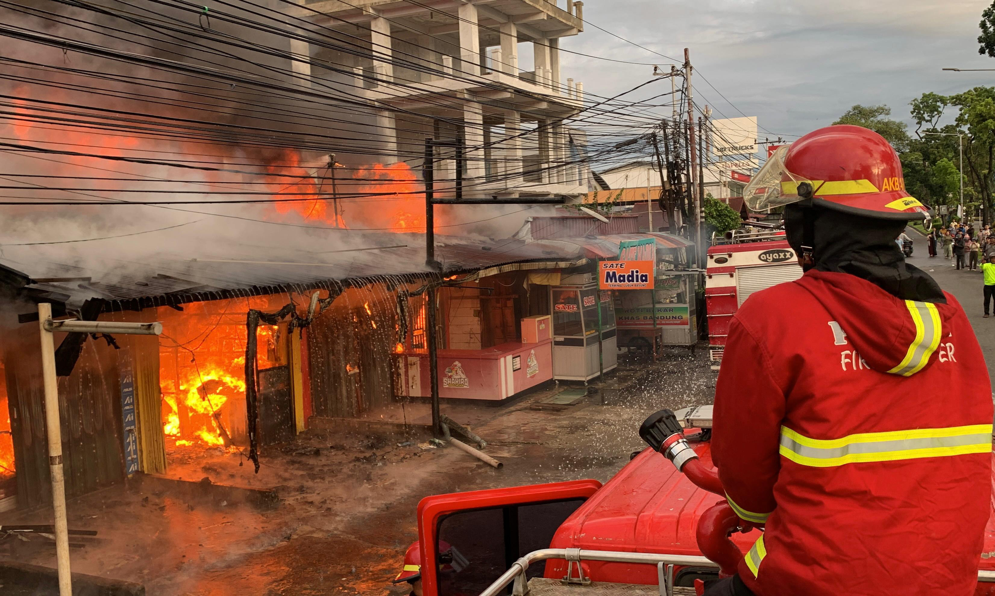 Kebakaran hebat di Simpang Cendrawasih Padang menghanguskan sembilan toko dan satu rumah, kerugian ditaksir mencapai Rp1 miliar, Minggu (21/12/2025).