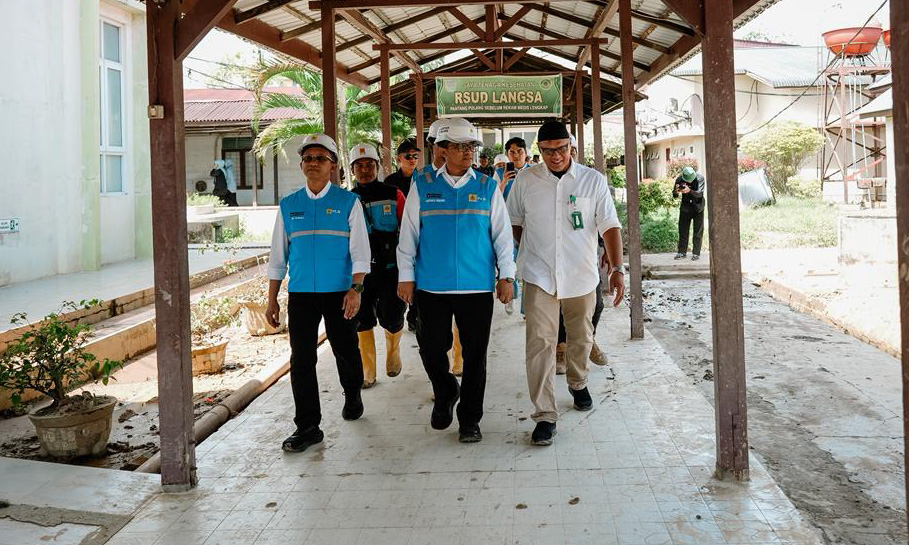 Direktur Retail dan Niaga PLN, Adi Priyanto, dan Direktur Perencanaan Korporat & Pengembangan Bisnis PLN, Hartanto Wibowo, bersama Kepala RSUD Langsa, Helmiza Fahry (kanan).