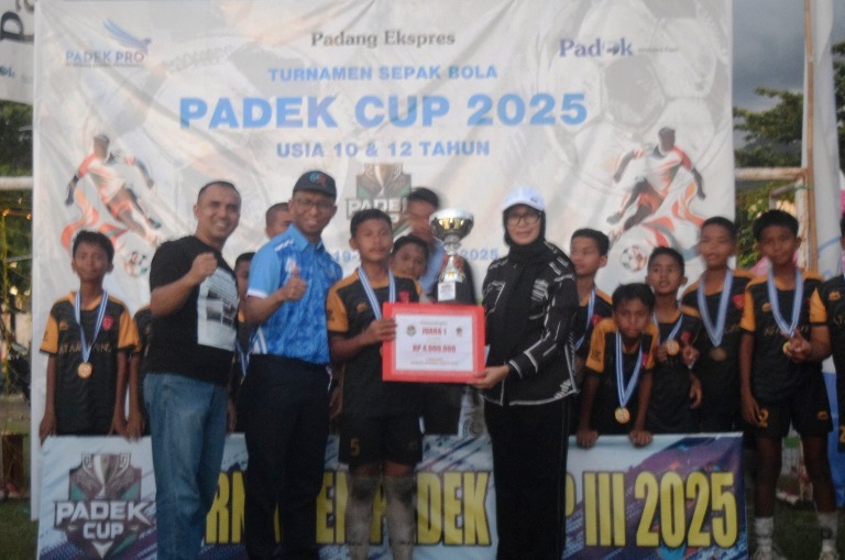 KAMPIUN: SSB Imam Bonjol Hijau foto bersama dengan Direktur Utama Padang Ekspres Mhd Nazir Fahmi, Direktur Keuangan Bank Nagari Roni Edrian, Asisten III Sekretariat Kota Padang Corri Saidan .