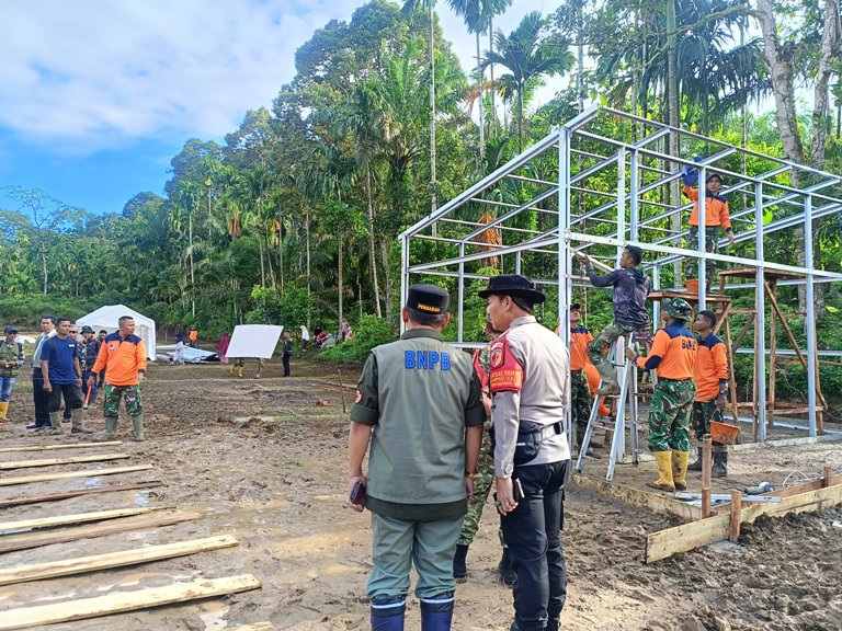 HUNIAN SEMENTARA: Pembangunan hunian sementara di lapangan bola SDN 05 Kayupasak, Salarehaie, Kabupaten Agam, bagi korban terdampak bencana di wilayah itu.