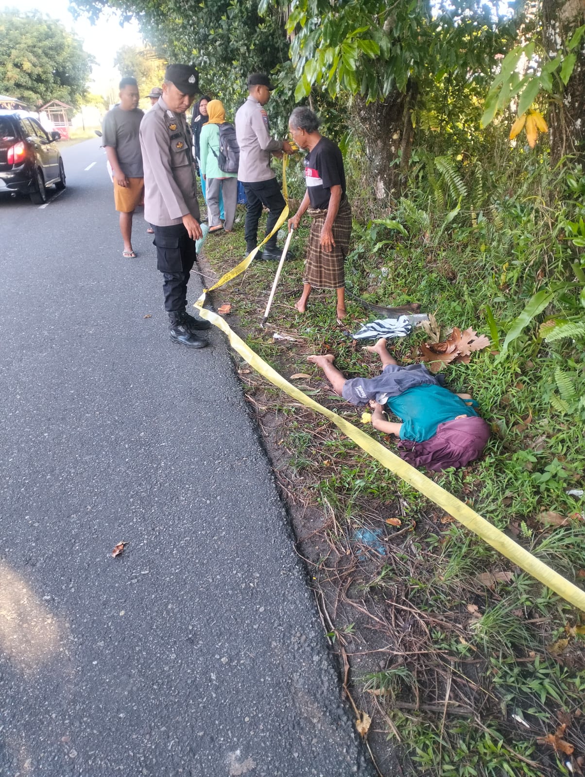 Seorang perempuan lansia ditemukan tewas di Ulakan Tapakih Padangpariaman. Polisi menemukan serpihan spion dan menyelidiki dugaan kecelakaan tabrak lari.