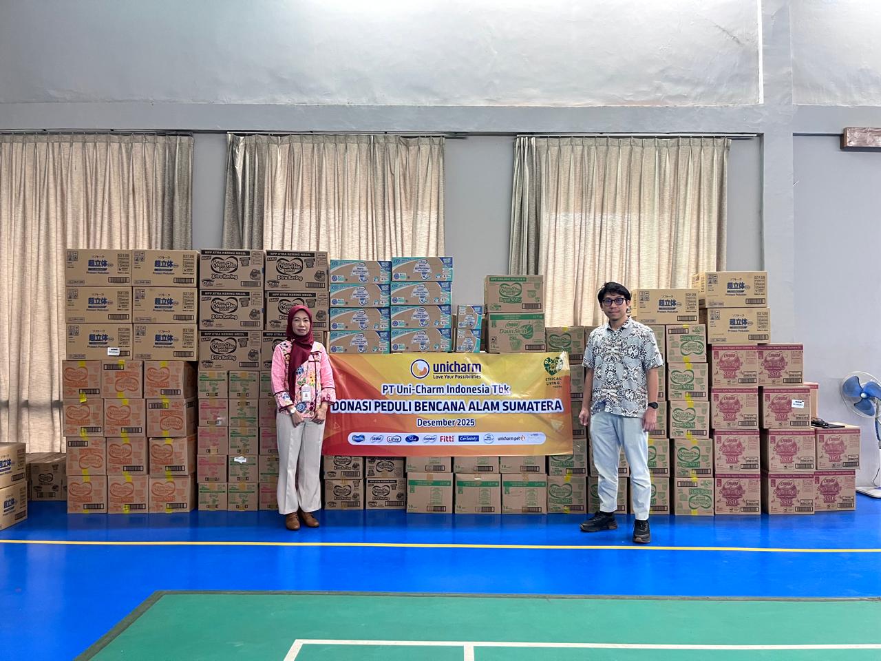 Unicharm menyalurkan 300 karton produk sanitasi bagi korban banjir, longsor di Sumatera dan erupsi Gunung Semeru melalui Kemenperin dan BPBD.