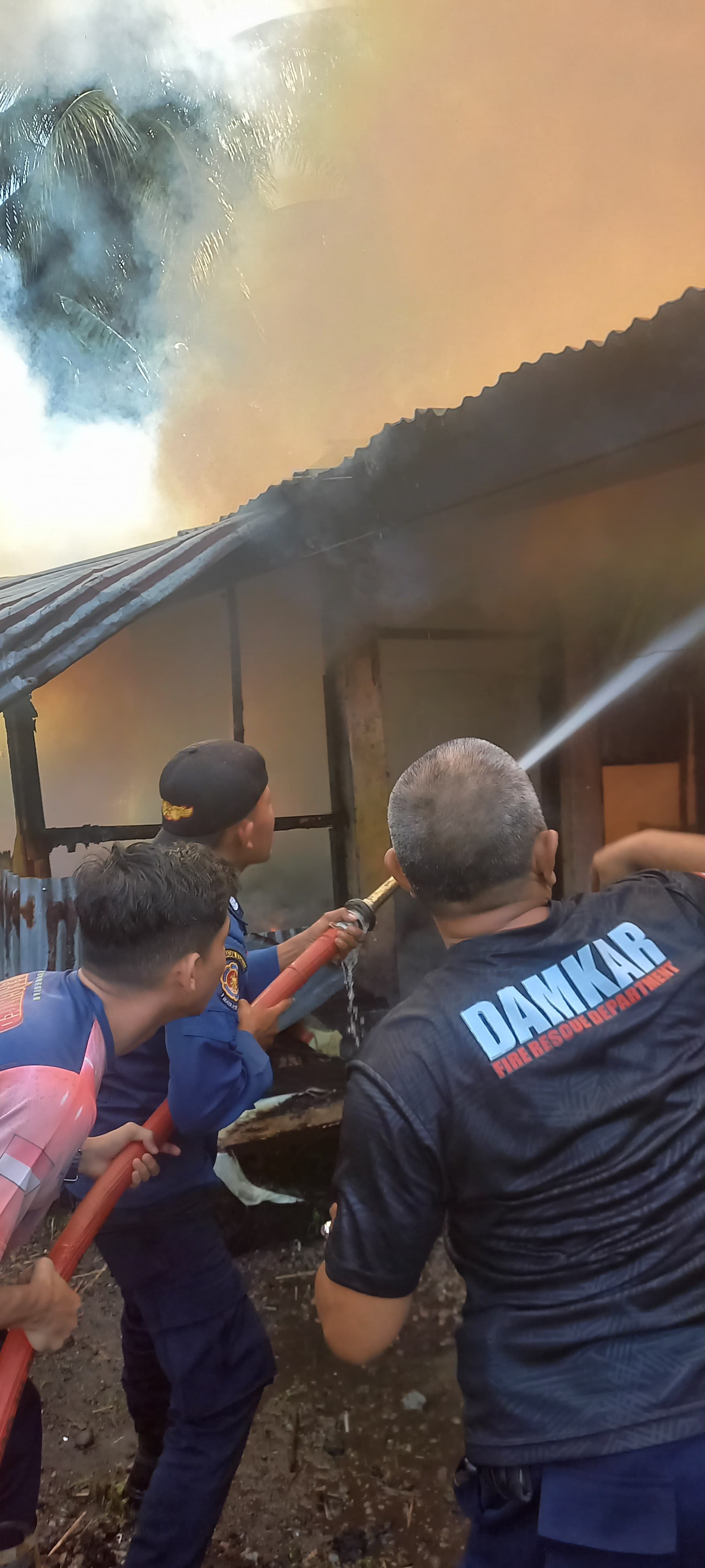 Kebakaran rumah di Pesisir Selatan tewaskan lansia 62 tahun, diduga akibat korsleting listrik, hanguskan seluruh bangunan dan isi rumah.
