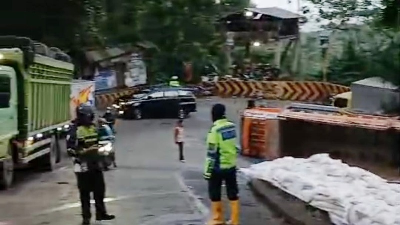 Truk rebah di Panorama I Sitinjaulauik mengganggu arus Padang&ndash;Solok. Polisi berlakukan sistem buka tutup jalur sejak Senin pagi.