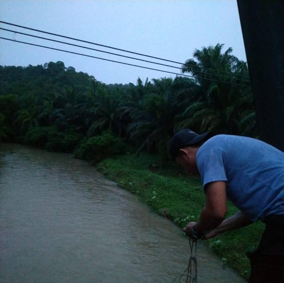 PENGECEKAN: Tim teknis Dinas Lingkungan Hidup Kabupaten Dharmasraya mengambil sampel air Sungai Batang Suir di Nagari Sinamar, Kecamatan Asam Jujuhan, untuk uji laboratorium.