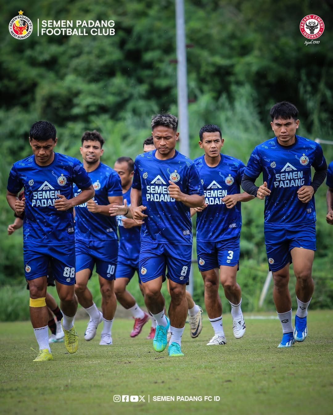 Pemain Semen Padang FC saat menjalani latihan persiapan jelang pertandingan.