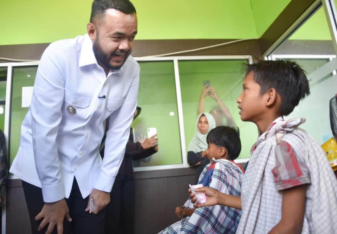 Wali Kota Padang Fadly Amran meninjau pelaksanaan Khitan Gratis XI BAZNAS Kota Padang bagi anak yatim dan dhuafa di Aula Kantor BAZNAS Kota Padang, Senin (22/12/2025).(Foto: Prokopim)