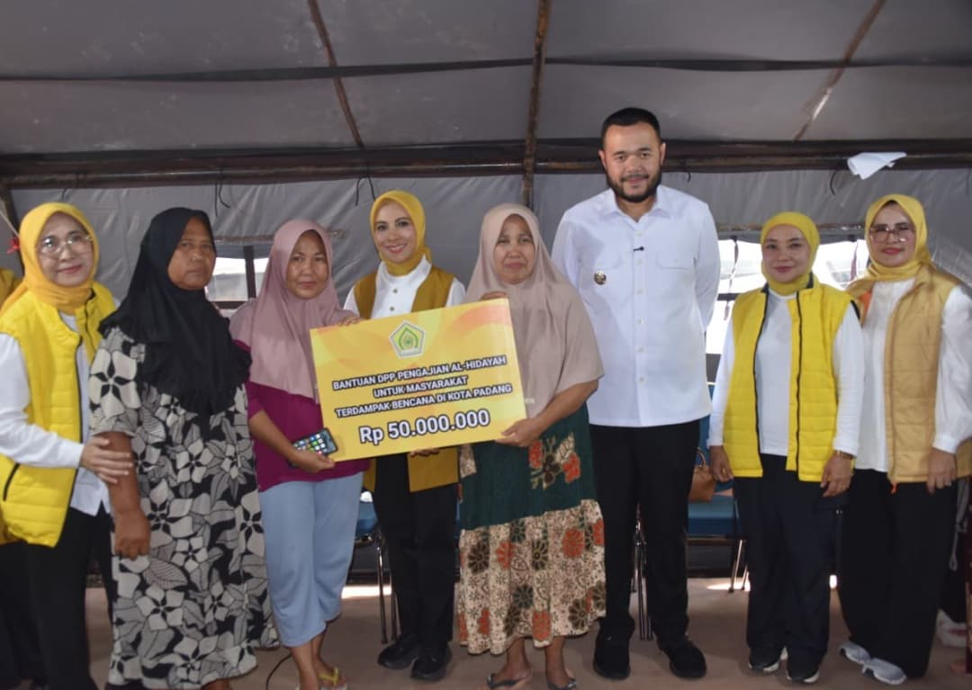 Penyerahan bantuan DWP Kementerian ESDM berupa filter air, sembako, dan paket kebersihan kepada masyarakat terdampak bencana di Padang.(Foto: Prokopim)