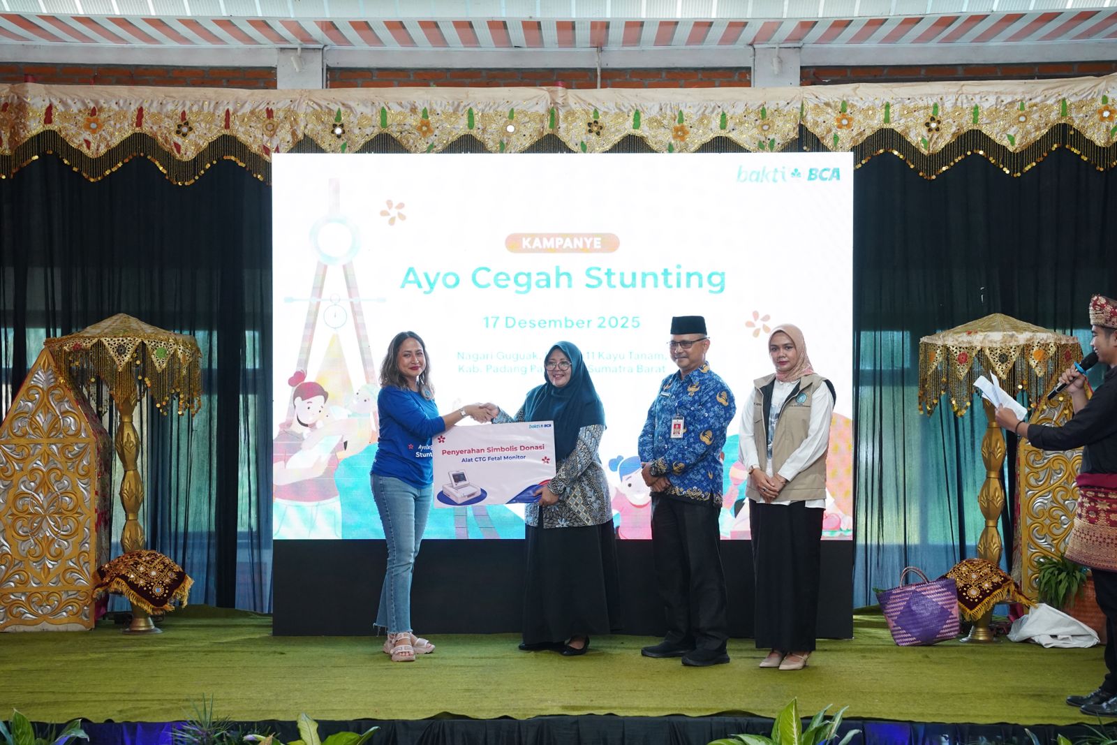 EVP Corporate Communication & Social Responsibility BCA Hera F. Haryn (kiri) menyalurkan fetal monitor kepada perwakilan Puskesmas Kayutanam di Nagari Guguak, Padangpariaman.